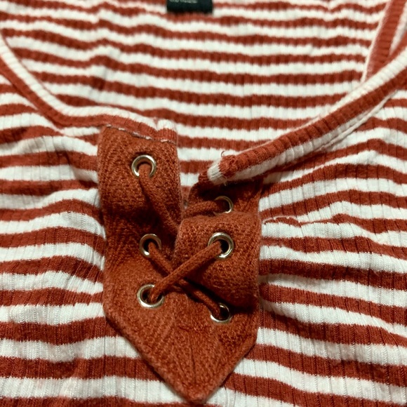 Stripped Cropped Tank Top - Picture 3 of 5